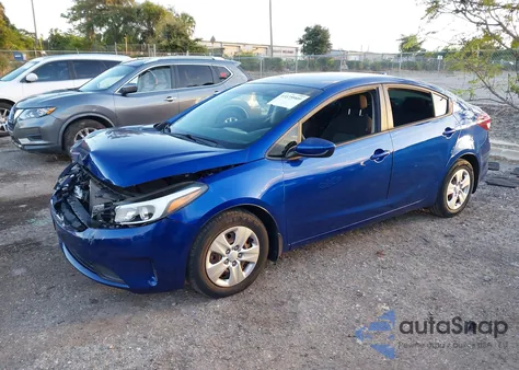 2017 Kia Forte Lx z USA, uszkodzony, nr VIN 3KPFK4A75HE073665